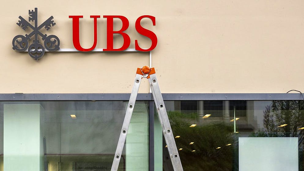 Die UBS muss nach der Übernahme der CS einen Marktaustritt durch den Verkauf oder das Herunterfahren einzelner Geschäfte sowie einen Verkauf der Bank gewährleisten. (Archivbild)