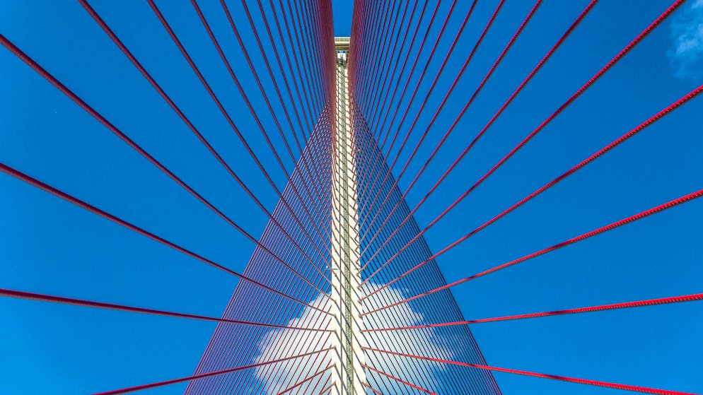 L'impresa di un influencer. Scala un ponte alto 192 metri per scattare foto spettacolari, ma cade e perde la vita
