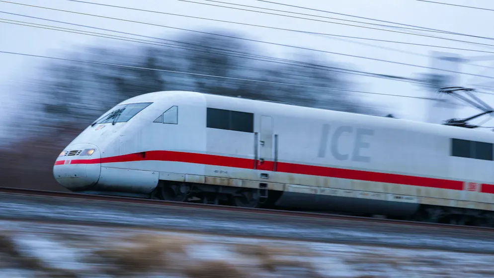 Ein ICE von der Deutschen Bahn in voller Fahrt. 