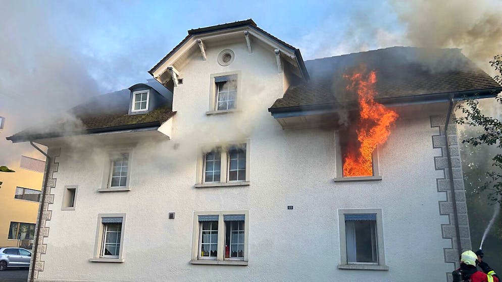 Das Feuer brach gegen. 17.45 Uhr in einer Wohnung im ersten Stock des Mehrfamilienhauses aus.