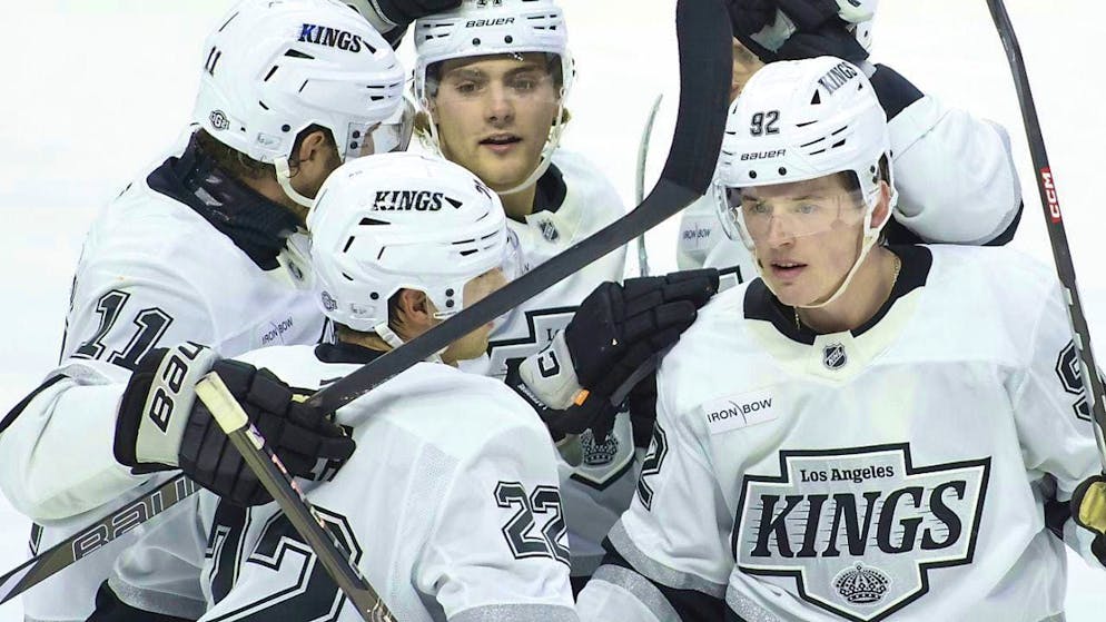Kevin Fiala (No. 22 in front) scores twice against the Ottawa Senators and celebrates seven goals with his Kings - but these goals are not enough to win.