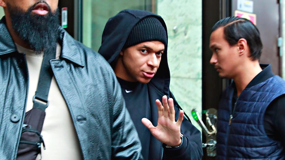 Kylian Mbappé verlässt das Hotel in Stockholm, in dem es vergangene Woche zu einem sexuellen Übergriff gekommen sein soll.