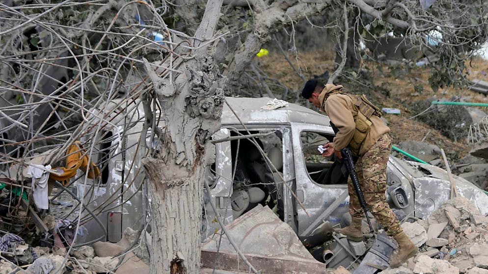 dpatopbilder - Ein Soldat der libanesischen Armee überprüft ein zerstörtes Auto im Dorf Aito im Nordlibanon. Foto: Hussein Malla/AP