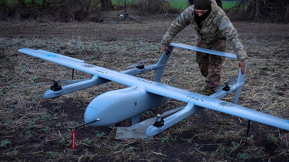 ARCHIV - Ein ukrainischer Soldat bereitet den Start einer Drohne an der Front in der Nähe von Bachmut vor. Foto: Efrem Lukatsky/AP/dpa