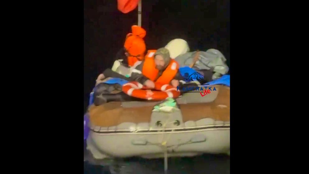 Morti il fratello e il figlio. Uomo salvato dopo due mesi su un catamarano alla deriva nel Mare di Okhotsk