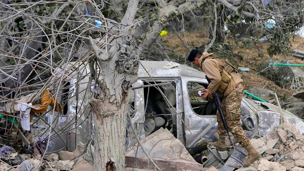 dpatopbilder - A Lebanese army soldier checks a destroyed car in the village of Aito in northern Lebanon. Photo: Hussein Malla/AP