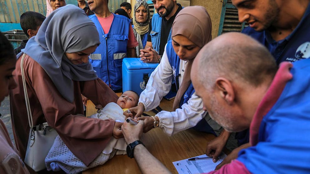 Palästinensische Kinder erhalten Polio-Impfstoff-Tropfen im Rahmen der zweiten Polio-Impfkampagne in Deir El-Balah im zentralen Gazastreifen. Foto: Abed Rahim Khatib/dpa