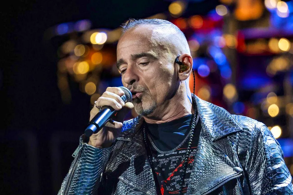 Eros Ramazzotti sur la scène du Palasport de Rome en avril 2023.