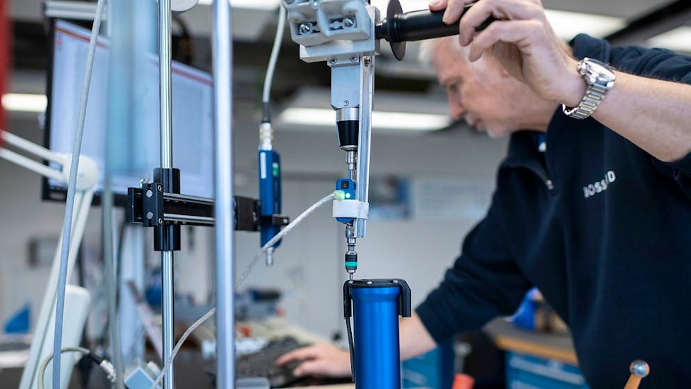 Ein Mitarbeiter der Firma Bossard testet Schraubverbindungen am Verschraubungsprüfstand. (Archivbild)