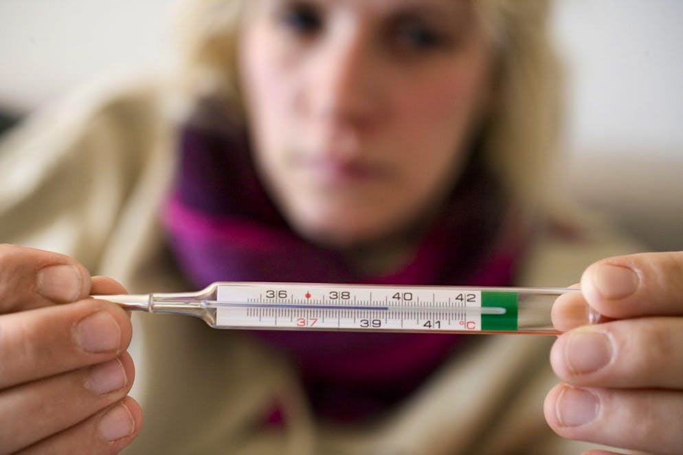 Viele Schweizer*innen sind derzeit krank. (Themenbild)