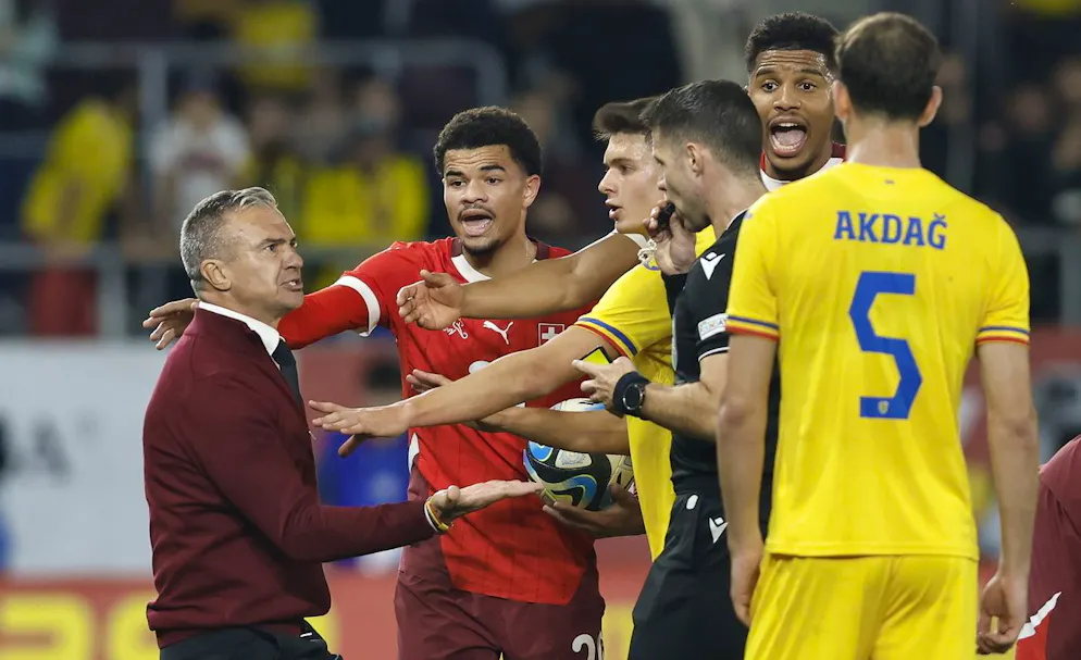 Rumänien-Coach Daniel Pancu (links) stürmt in der 28. Minute auf das Spielfeld, danach ändert der Schiedsrichter seinen Entscheid und zeigt U21-Nati-Spieler Jaquez die Rote Karte.