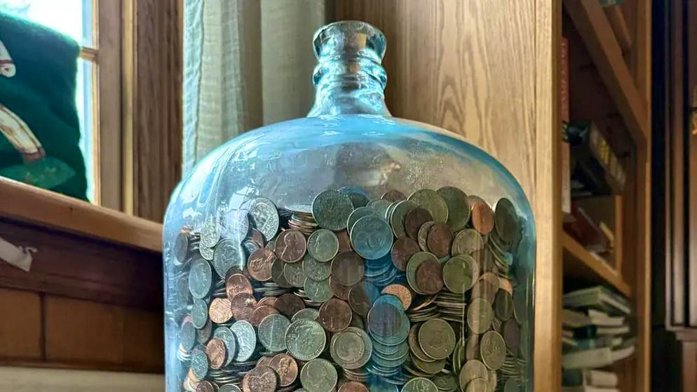 Cinque giorni per contarle. Per 70 anni il nonno ha gettato le monetine in un vaso, ecco quanto ha racimolato