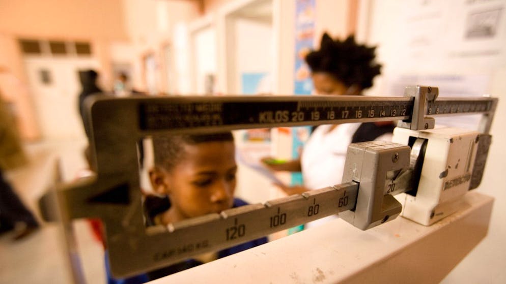 In einigen Ländern in Afrika und Asien hinkt die Behandlung von Tuberkulose bei Kindern hinterher.