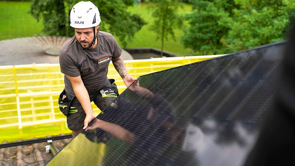 In Sursee LU sollen mehr Solarpanels auf Dächern montiert werden. (Symbolbild)