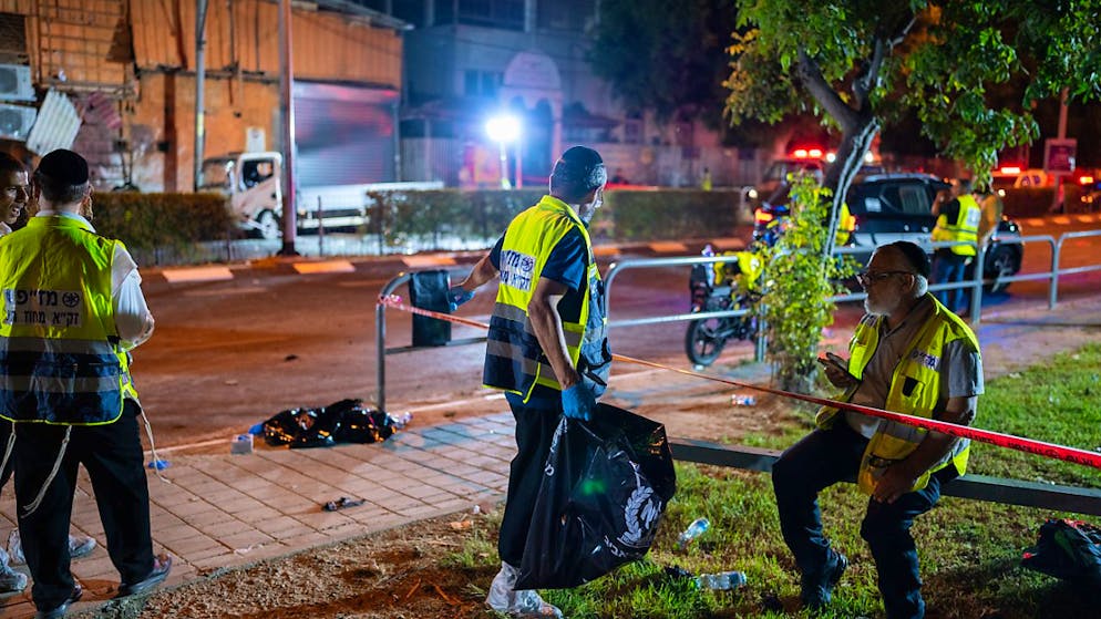 ARCHIV - Männer arbeiten an dem Ort in Tel Aviv, wo bei einer wohl vorzeitigen Explosion der Attentäter selbst getötet und ein Passant leicht verletzt worden war. Foto: Ilia Yefimovich/dpa