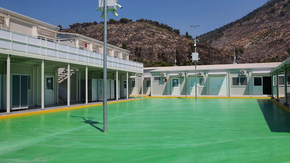 ARCHIV - Im italienischen Ankunftslager für Flüchtlinge in der Hafenstadt Shengjin im nördlichen Albanien stehen Masten mit Überwachungskameras. Foto: Alketa Misja/dpa