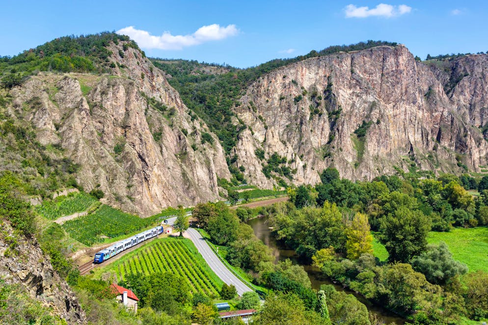 Auf der Nahetalbahn im Saarland ist ein Zug mit fast 200 Reisenden entgleist.
