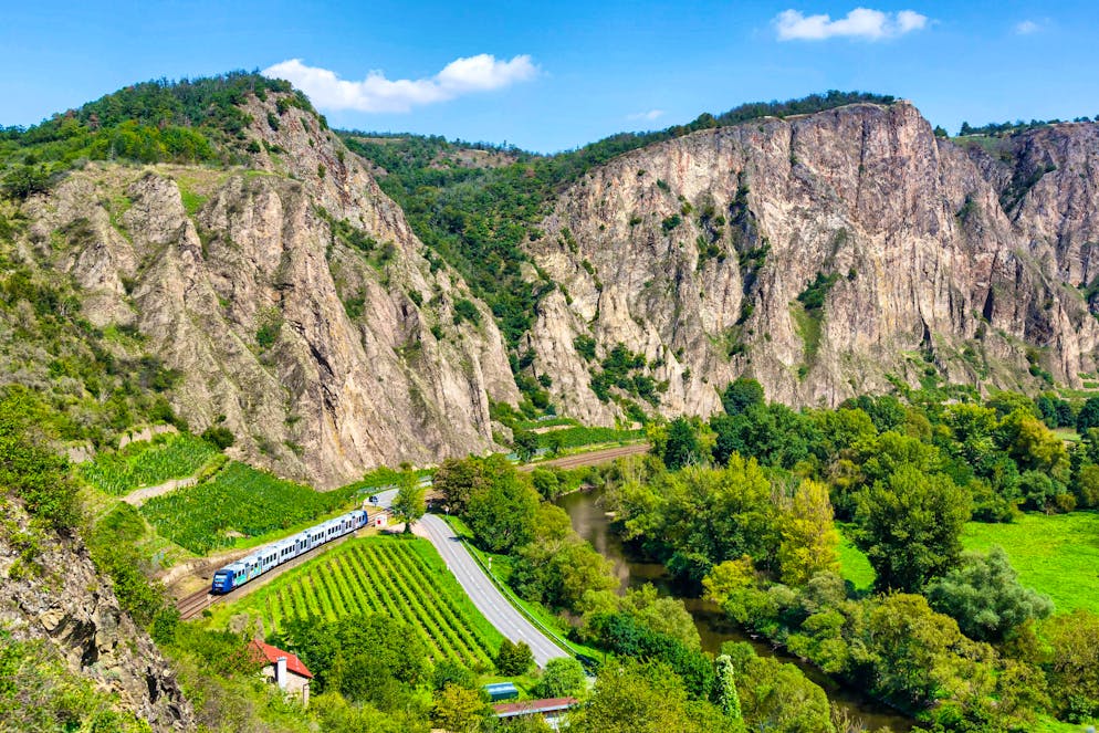 A train carrying almost 200 passengers has derailed on the Nahe Valley Railway in Saarland.