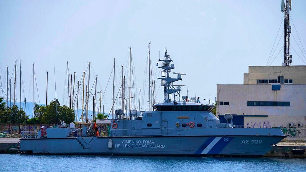 ARCHIVE - A Greek coast guard ship lies in the harbor of the city of Kalamata. Photo: Thanassis Stavrakis/AP/dpa