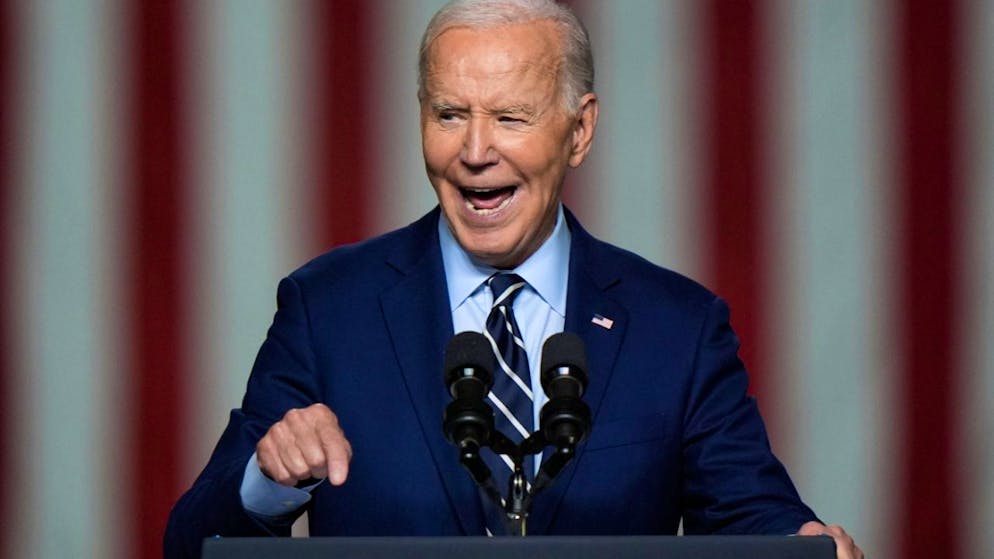 US-Präsident Joe Biden spricht in der Außenstelle des Milwaukee Department of Public Works in Milwaukee. Foto: Morry Gash/AP