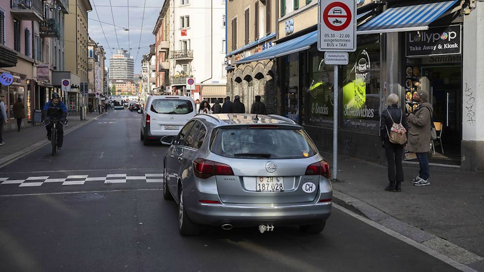 Das Fahrverbot an der Langstrasse wird häufig ignoriert. Bis zu 500 Bussen hagelte es hier pro Tag. Aktuell ist die Anlage jedoch ausser Betrieb. Statt Lenker zu büssen, will die Stadt die Signalisation verbessern. (Archivbild)