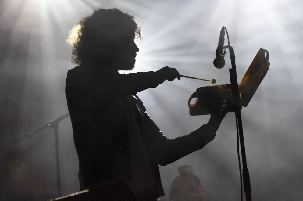 Julien Doré rend un hommage « particulier» à sa maman disparue dans son album Imposteur.