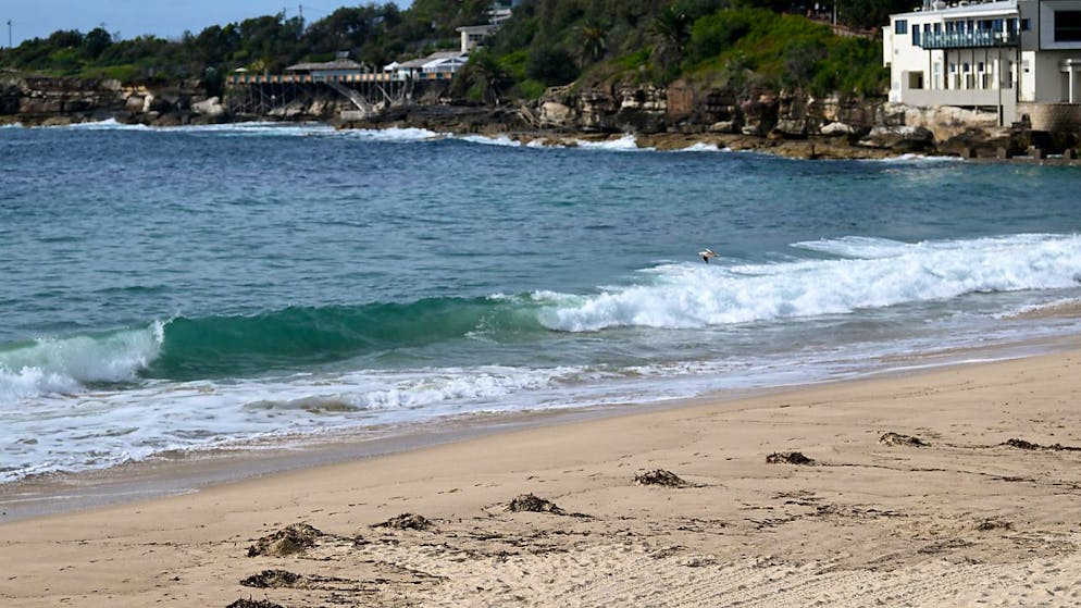 Der Strand ist geschlossen, da unbekannte Trümmer am Coogee Beach in Sydney angespült wurden. Coogee Beach im Osten Sydneys wurde nach der Entdeckung «mysteriöser, schwarzer, kugelförmiger Trümmerteile» geschlossen. Foto: Steven Markham/AAP/dpa