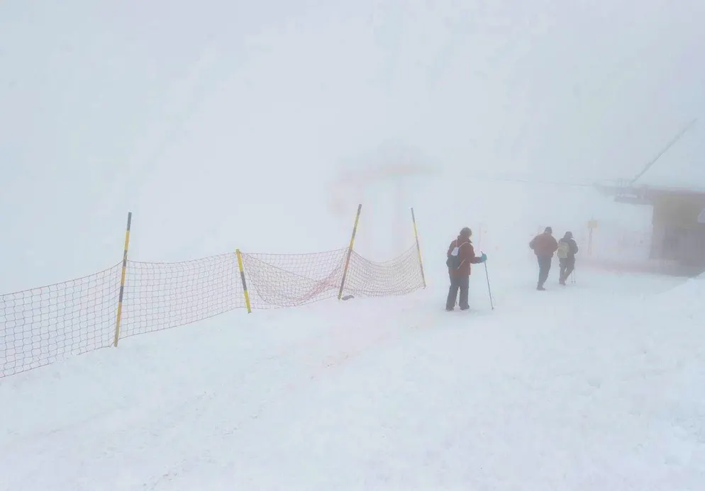Lower-lying ski resorts in particular have to contend with higher temperatures and less snow: snowshoe hikers in foggy Braunwald.