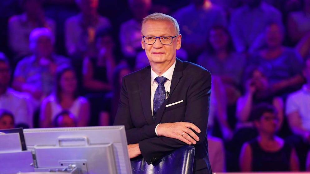 Überraschung zum Staffelstart. «WWM»-Moderator Günther Jauch humpelt an Krücken in die Sendung