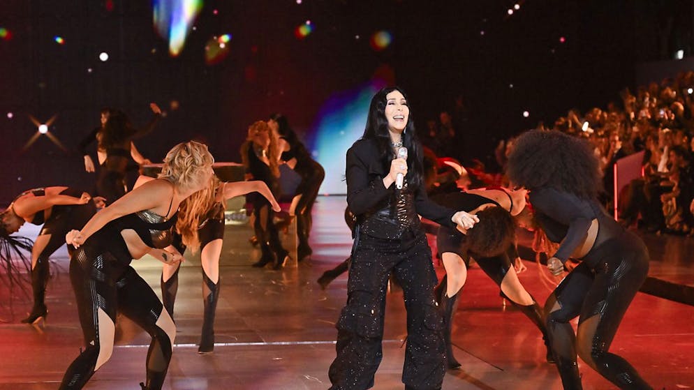 78 anni e non dimostrarli: Cher sul palco della sfilata del marchio di lingerie Victoria's Secret.