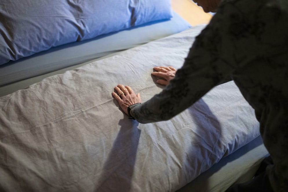 Wer zu lange mit dem Wechseln der Bettwäsche wartet, riskiert gesundheitliche Folgen.