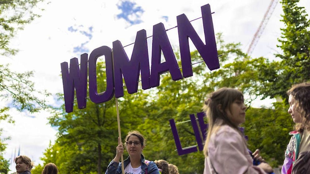 If you want to maintain your standard of living in old age, you need to save privately. A new UBS study shows how much of your income you should put aside. According to the study, women in particular should make greater efforts to save. (symbolic image)