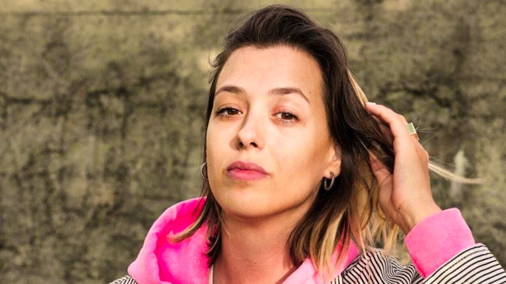 Cabaret artist Lisa Christ from Olten receives the Salzburg Bull 2025. In her programs, she plays out what it means to be a woman in the 21st century.