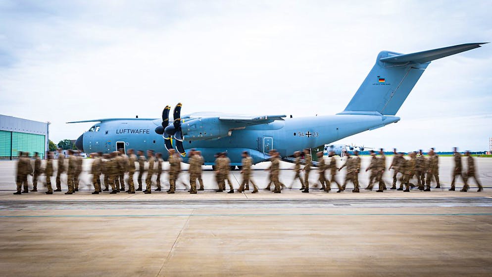 Airbus will in seiner kriselnden Rüstungs- und Raumfahrtsparte bis zu 2500 Stellen streichen. Der Abbau soll bis Mitte 2026 erfolgen. (Archivbild eines Transportflugzeugs A400M der deutschen Bundeswehr)