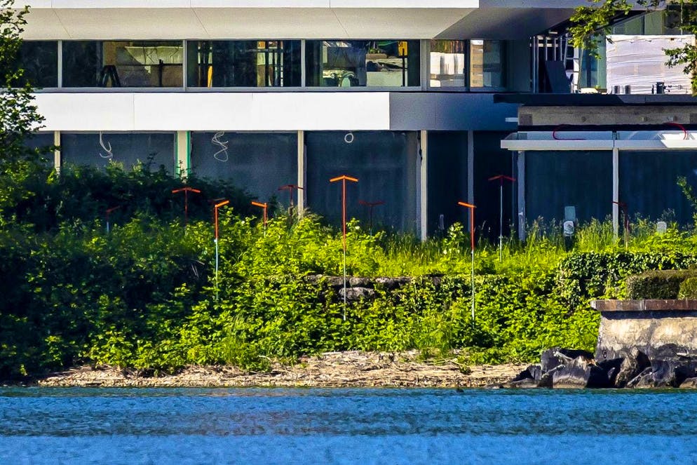 View of the construction site of the Federers' 16,000 square meter property in Kempraten, Rapperswil-Jona. A boathouse is to be built next to the red construction site.