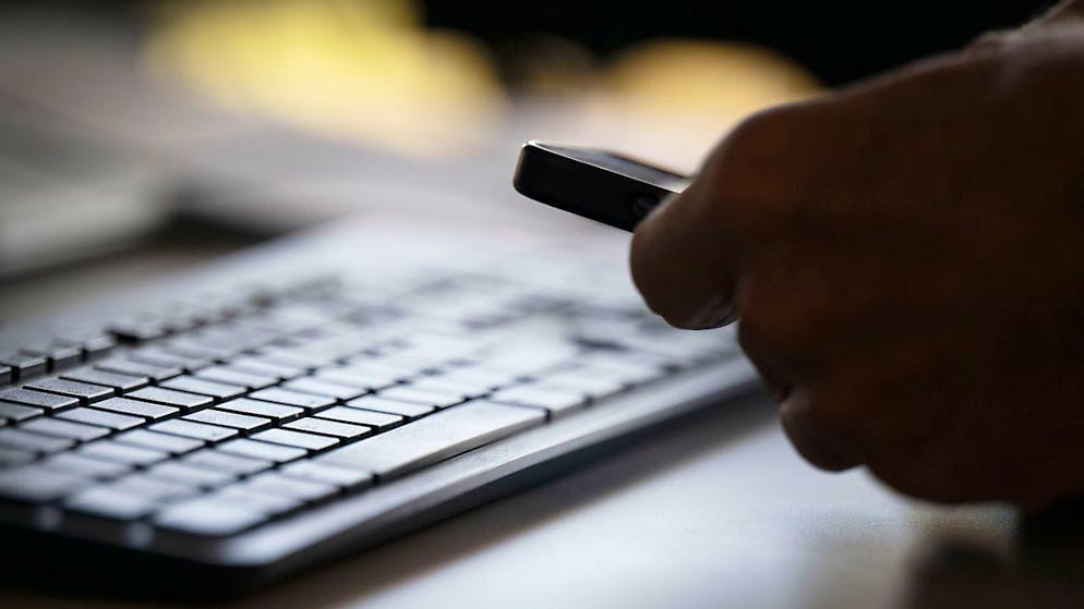 Svizzera. Timbrare quando si va al WC? «L'alternativa è vietare il cellulare»