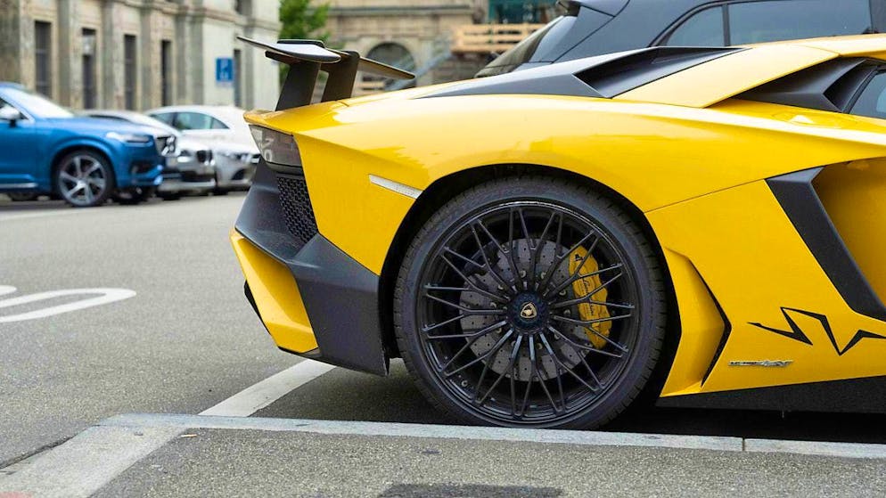 The Federal Council wants to ban unnecessary engine noise from so-called car posers. (archive picture)