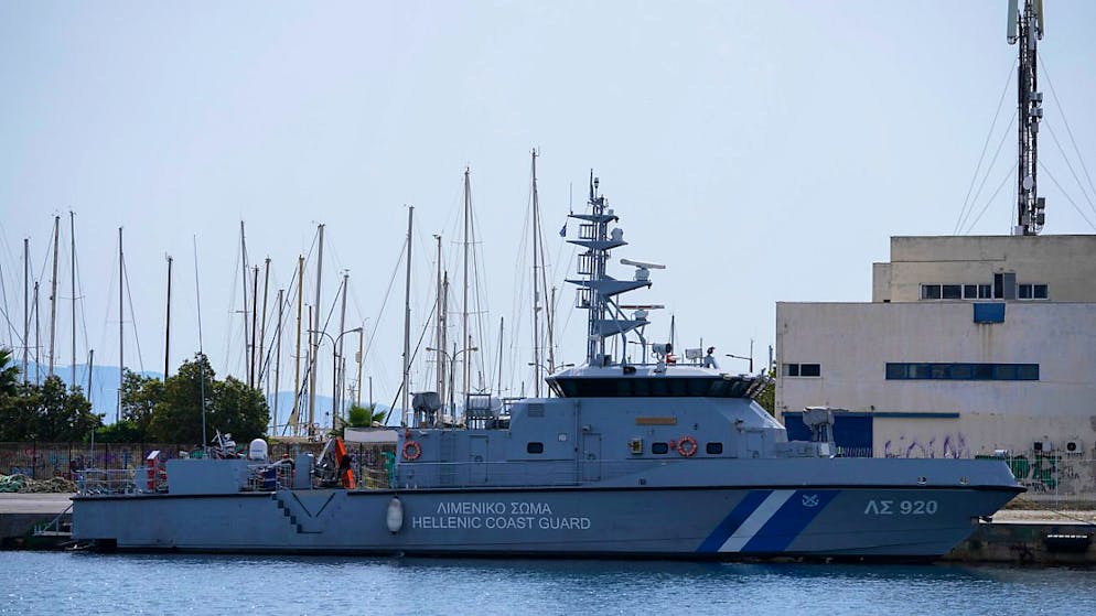 ARCHIV - Ein Schiff der griechischen Küstenwache liegt im Hafen der Stadt Kalamata. Foto: Thanassis Stavrakis/AP/dpa