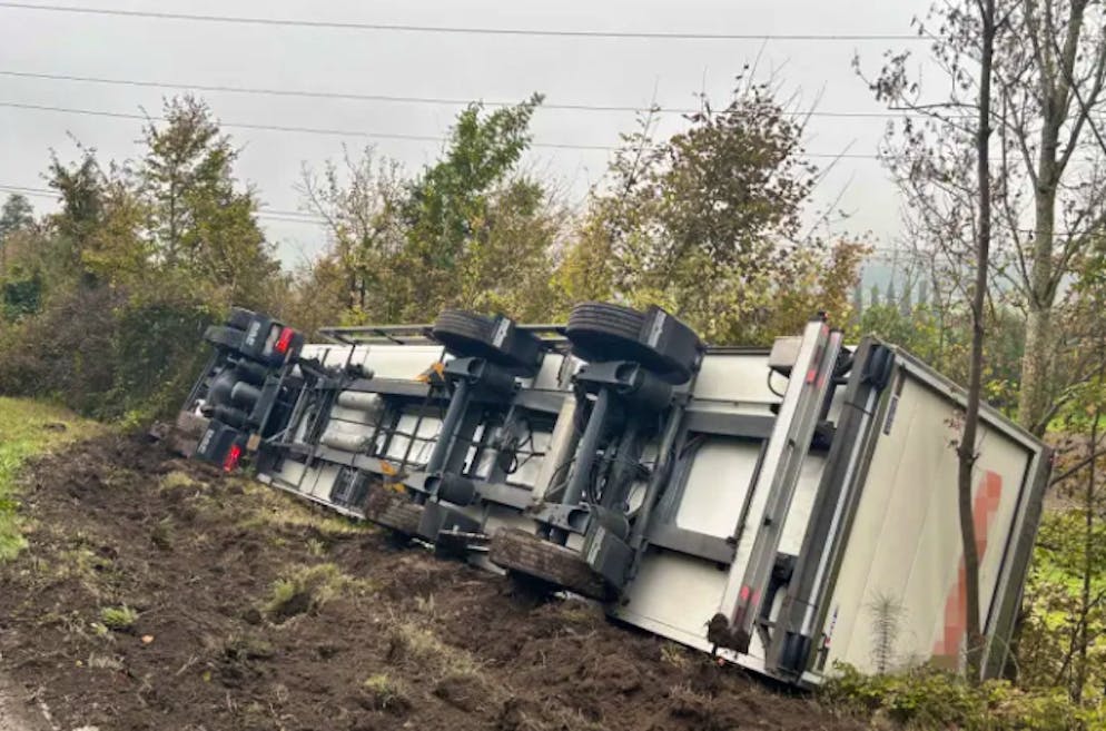 Der Fahrer verlor die Kontrolle über sein Fahrzeug und kippt neben die Strasse. 