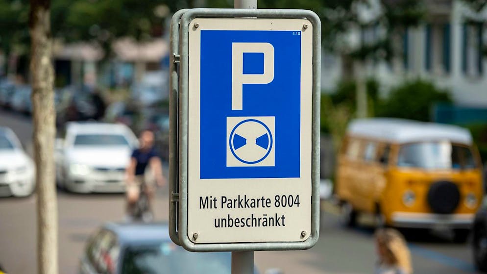 Für Jahresparkkarten sollen Anwohnerinnen und Anwohner in Zürich bald tiefer in die Tasche greifen. Die zuständige Kommission des Parlaments schlägt zusätzlich vor, von Besitzern schwerer Autos mehr Geld zu verlangen.  (Archivbild)