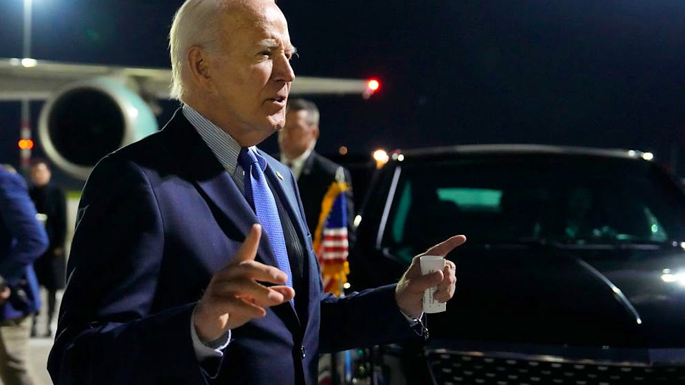 US-Präsident Joe Biden bei seiner Ankunft auf dem Flughafen. Biden trifft bei seinem zweitägigen Besuch in Deutschland unter anderem Bundespräsident Steinmeier und Kanzler Scholz. Foto: Ben Curtis/AP