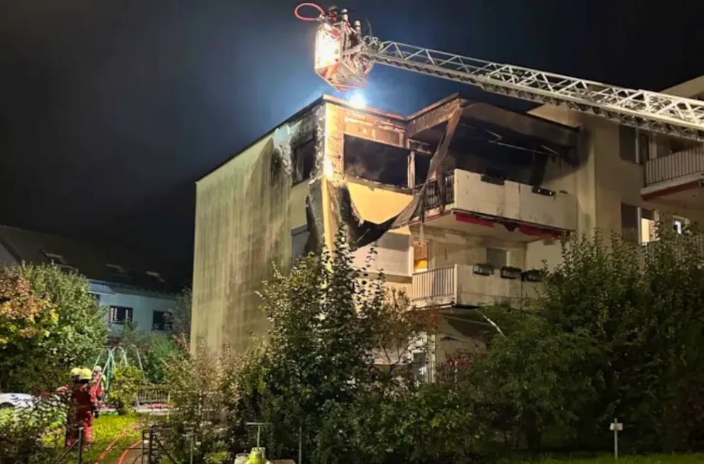 Le feu a été signalé à la police peu avant minuit par des voisins.