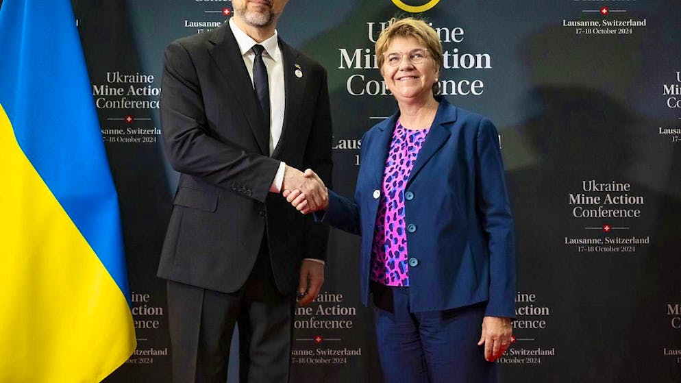 President Viola Amherd (right) and Ukrainian Prime Minister Denys Shmyhal discuss mine clearance in Ukraine in Lausanne.