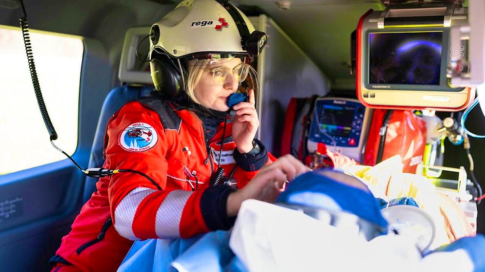 Women are employed in a wide range of professions: here, a female emergency doctor tending to an injured patient during a Rega helicopter flight. (archive picture)