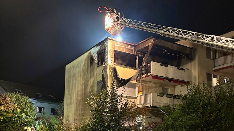 Die Einsatzkräfte trafen vor Ort auf die vier Schwerverletzten, welche teilweise über die Leitern der Feuerwehr geborgen werden mussten.