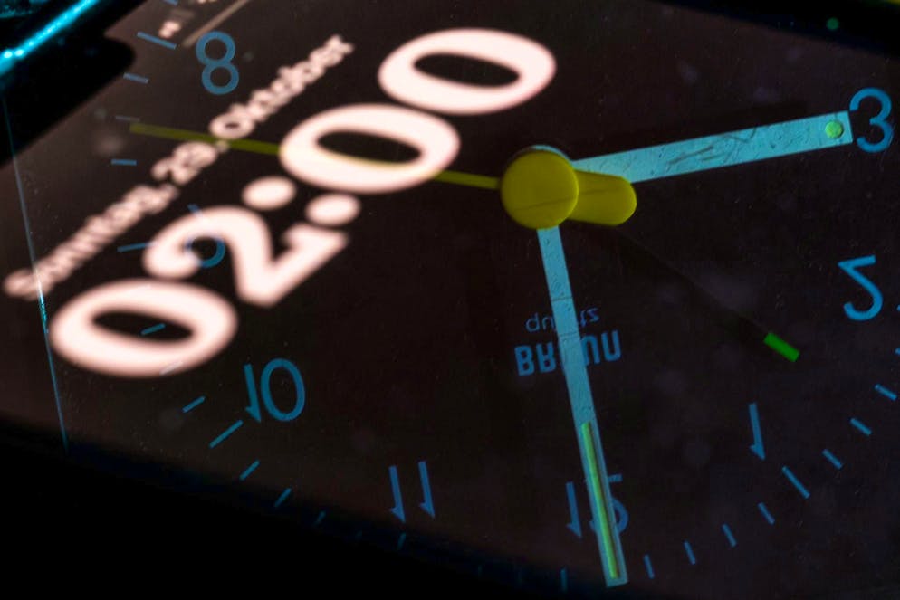 L'ultima domenica di ottobre gli orologi vengono portati indietro dalle 3 alle 2. Fortunatamente molti modelli digitali lo fanno automaticamente.