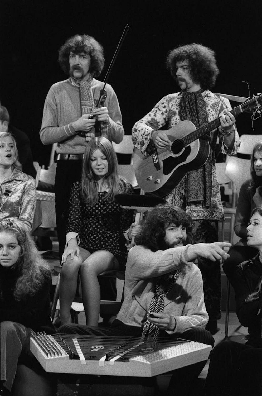 The Minstrels mit Mario Feurer (stehend links), Pepe Solbach (stehend rechts) und Dani Fehr (sitzend) präsentieren im Februar 1970 in der TV-Sendung «Stöck-Wys-Stich» ihr Lied «Hopp dä Bäse». Bekannt wurde die Gruppe Ende 1969 mit «Gruezi wohl, Frau Stirnimaa». 