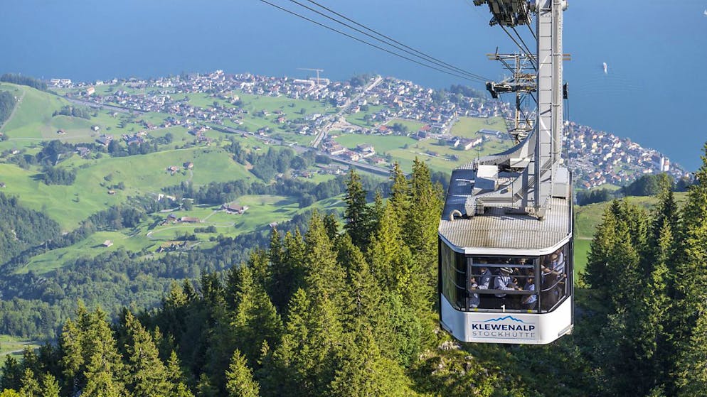 Immer wichtiger für die Seilbahnen in der Schweiz wird die Sommersaison. Im Bild die Bergbahn Klewenalp Stockhütte über dem Vierwaldstättersee. (Archivbild)