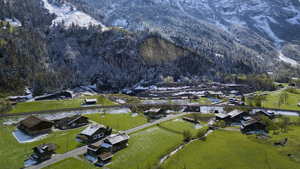 VBS hat in Mitholz zahlreiche Liegenschaften erworben - Gallery. In der Felswand direkt hinter dem Dorf Mitholz ist tonnenweise alte Armeemunition verschüttet, die in den nächsten Jahren in einem Grossprojekt geräumt werden soll. (Archivbild)