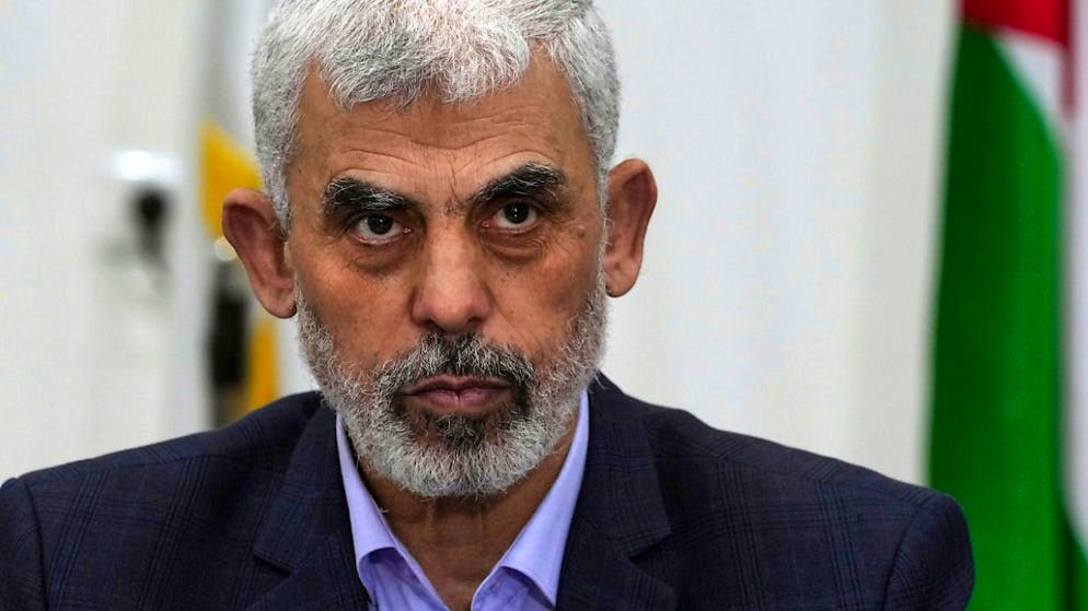 ARCHIV - Jihia al-Sinwar, Leiter des militärischen Flügels der  islamistischen Terrorgruppe Hamas, leitet ein Treffen mit Führern palästinensischer Gruppierungen in seinem Büro in Gaza-Stadt am 13. April 2022. Foto: Adel Hana/AP/dpa